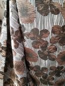 Tissu jacquard imprimé feuillages marron et noir