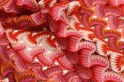 Tissu  façon crochet rose et rouge