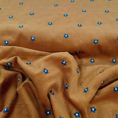 Velours 1000 raies marron brodé fleurs bleues