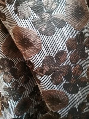 Tissu jacquard imprimé feuillages marron et noir