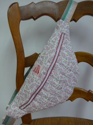 Sac Banane MAtelassée Petites fleurs roses